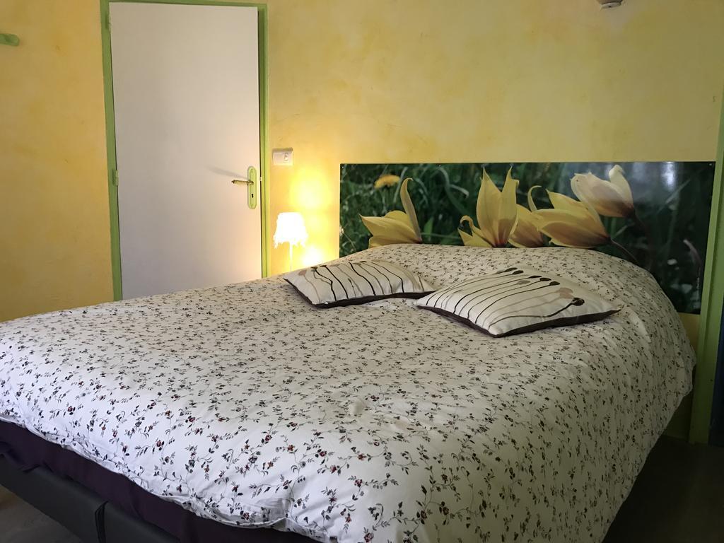 Chambres d'Hôtes Pom' Paille Pupillin Extérieur photo